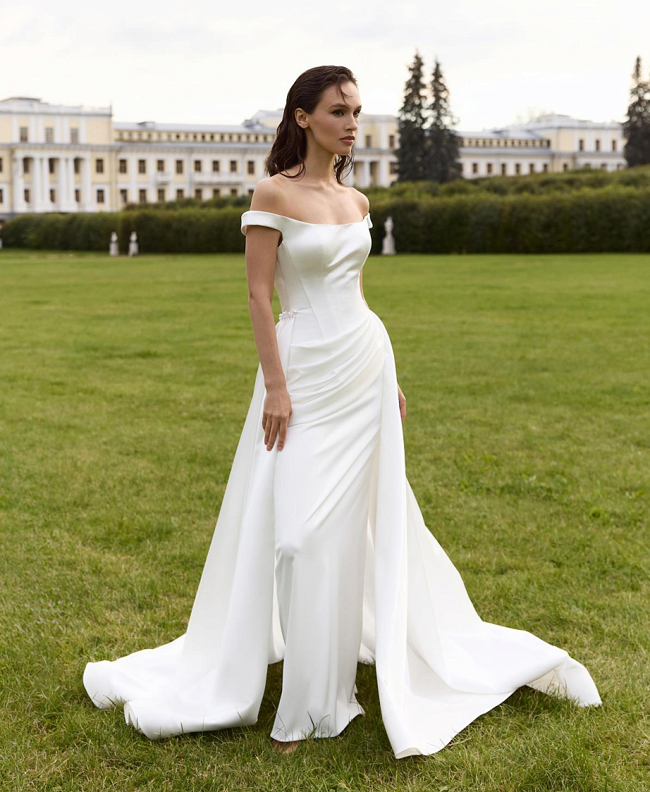 Элегантное атласное платье со шлейфом и драпировкой фото