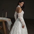 Эффектное свадебное платье из блестящего кружева, украшенного прозрачной пайеткой фото