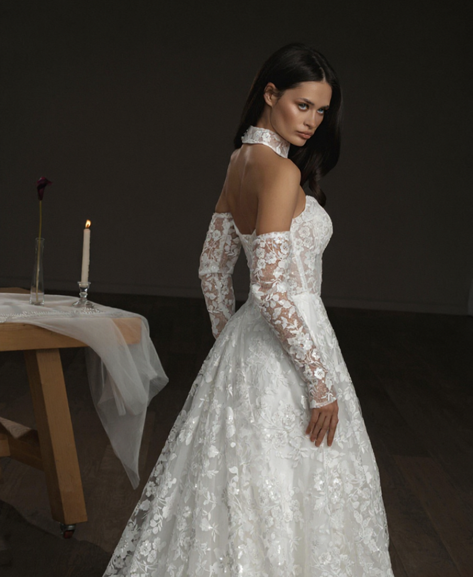 Эффектное свадебное платье из блестящего кружева, украшенного прозрачной пайеткой фото