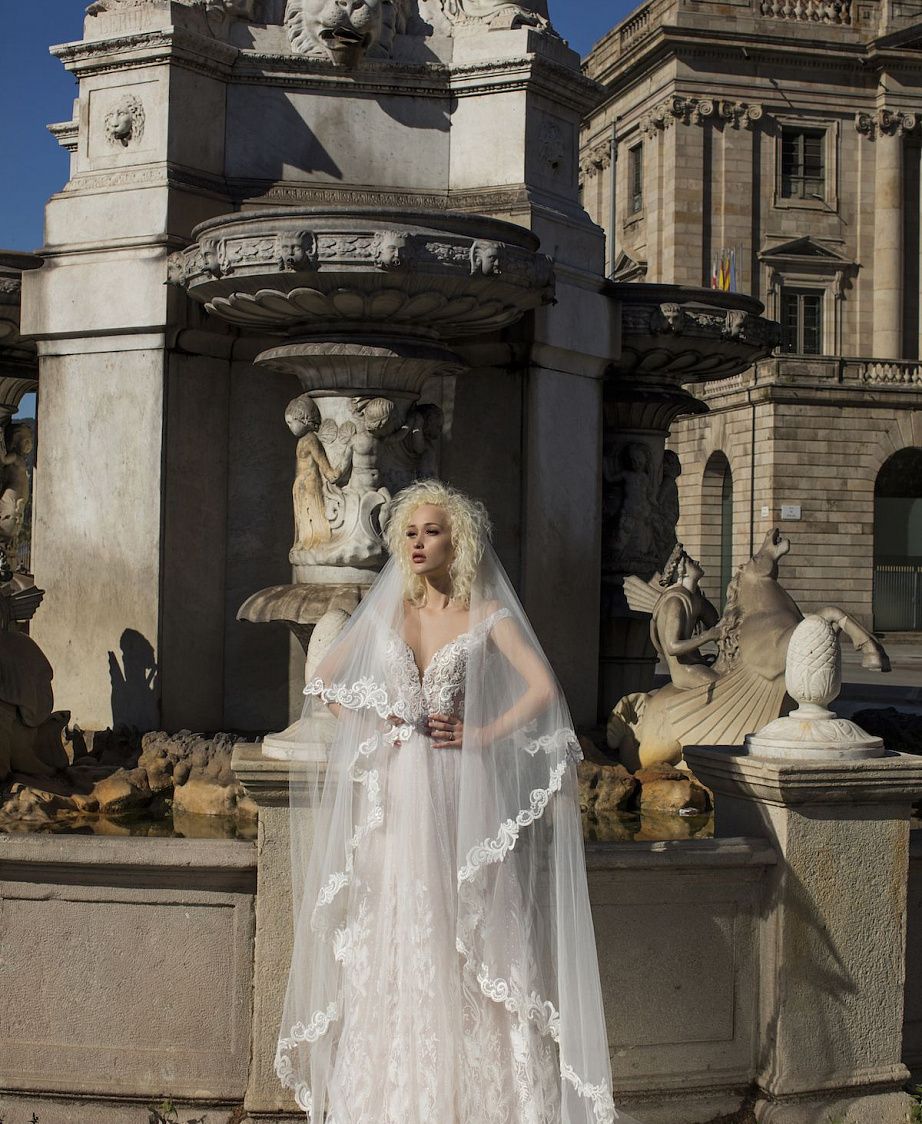 Свадебное платье прямого силуэта с кружевом