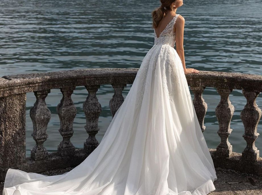 Кружевное свадебное платье с глубоким вырезом фото