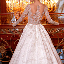 Пышное блестящее свадебное платье фото
