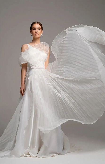 Нежное свадебное платье из плиссе фатина фото
