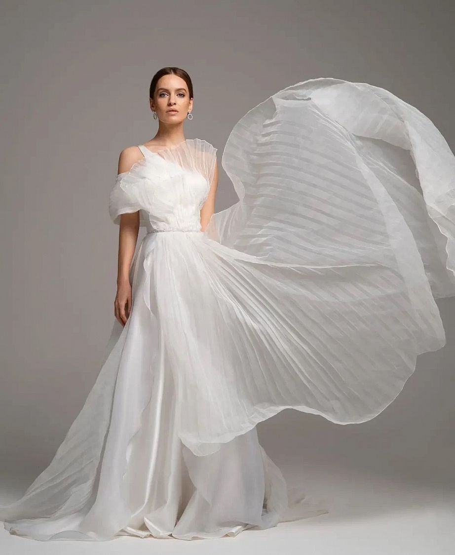 Нежное свадебное платье из плиссе фатина фото