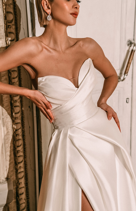 Роскошное свадебное платье из атласа фото