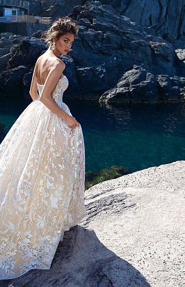 Кружевное платье с мерцающей юбкой