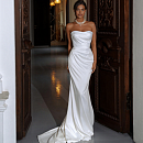 Стильное свадбеное палтье силуэта-русалка, выполненное из атласной ткани фото