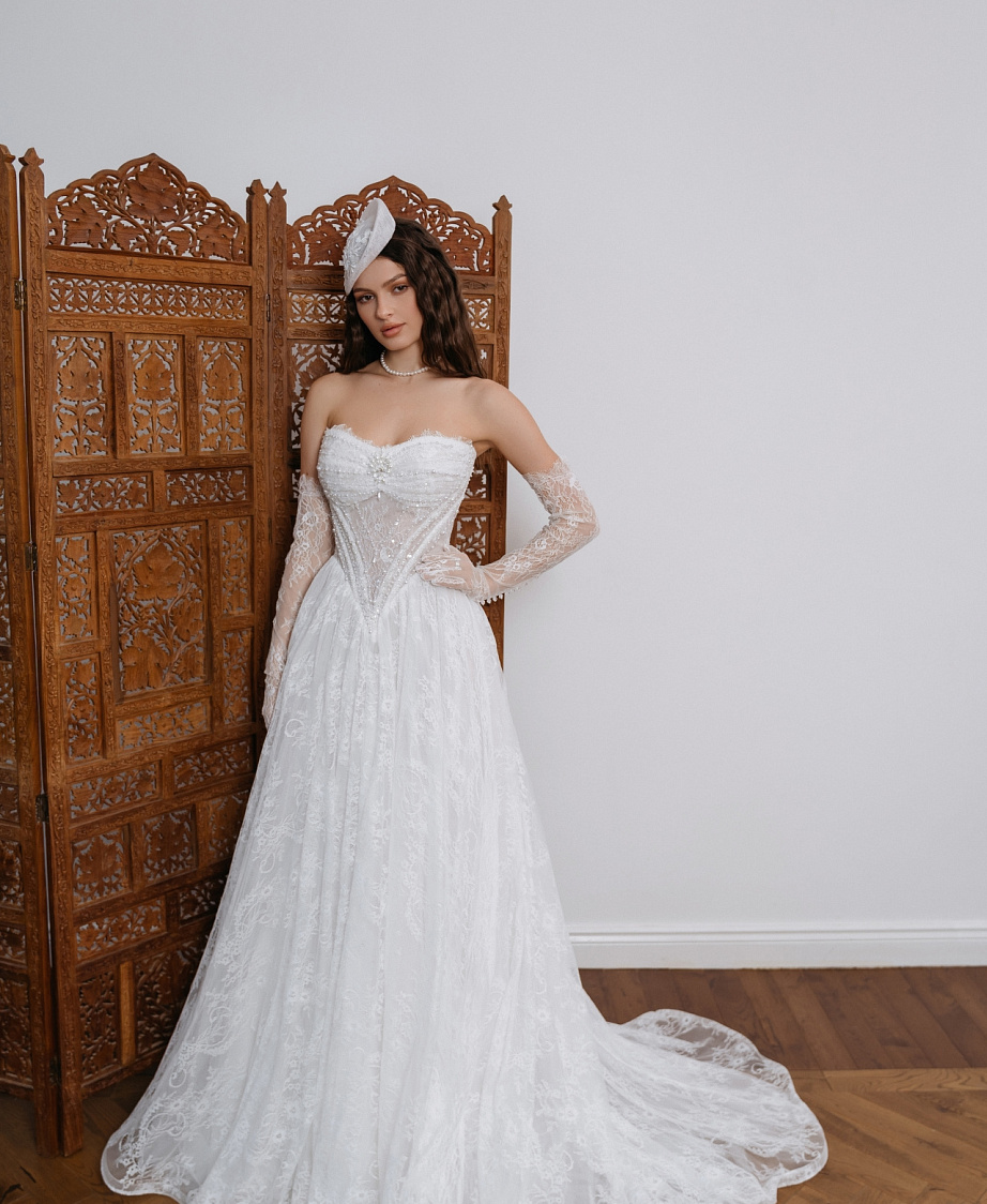 Роскошное кружевное свадебное платье с диснеевским корсетом фото