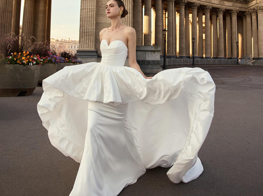 Стильное свадебное платье с необычной юбкой фото
