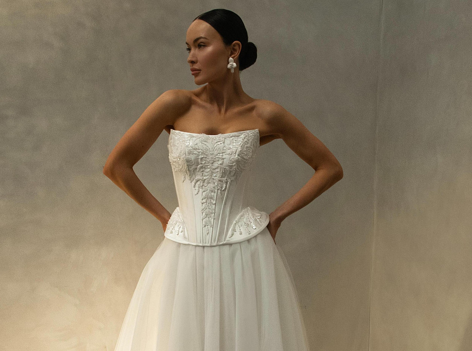 Платье с расшитым корсетом и юбкой из фатина фото