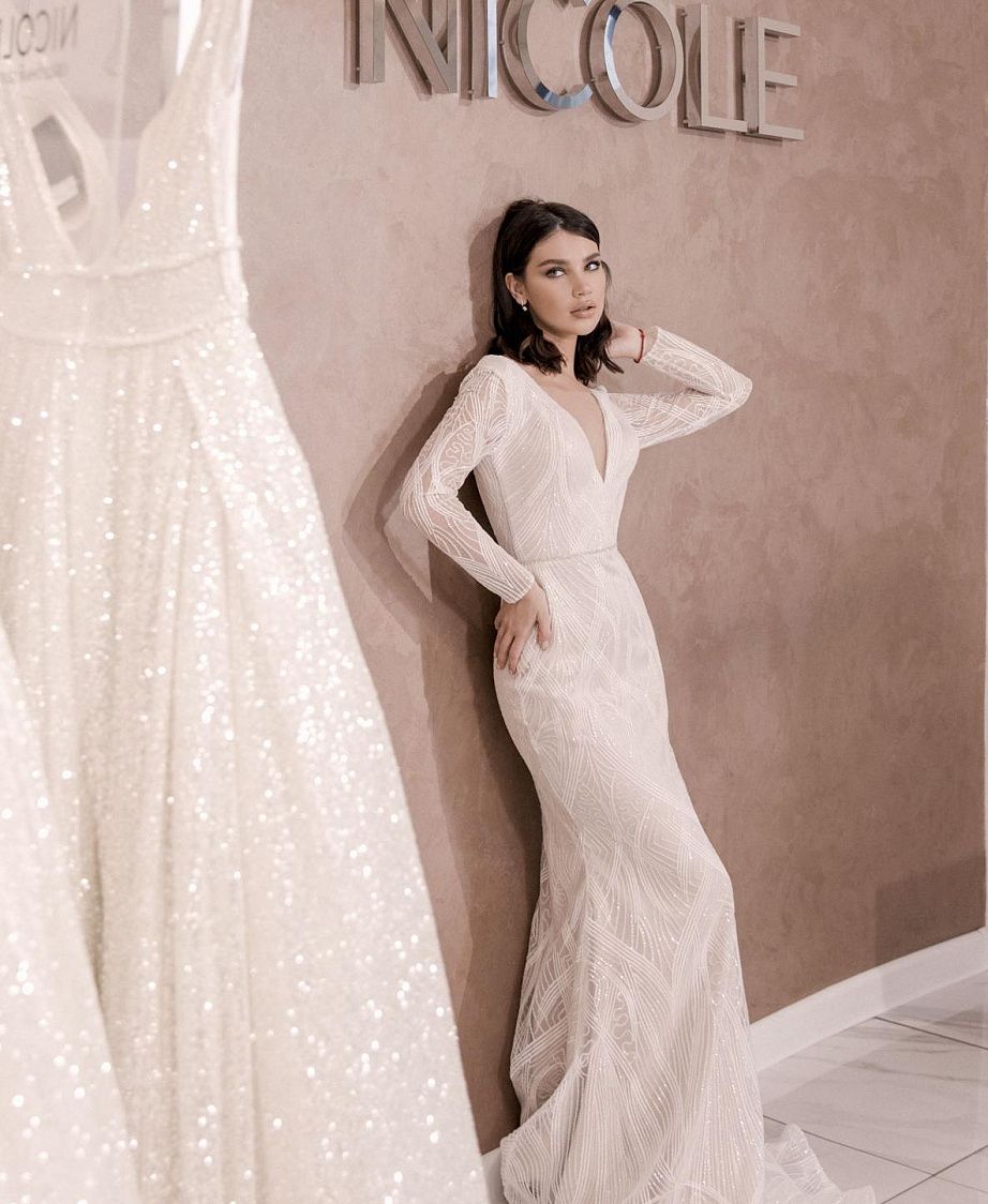 Облегающее свадебное платье с рукавами и открытой спиной фото