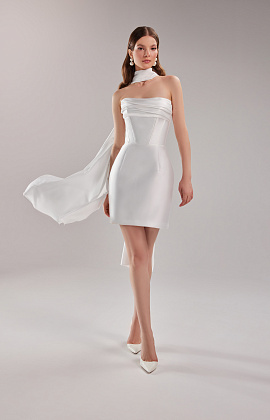 Короткое свадебное платье с открытым верхом из микадо фото