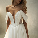 Летящее платье из фатина с ниспадающими бретелями фото