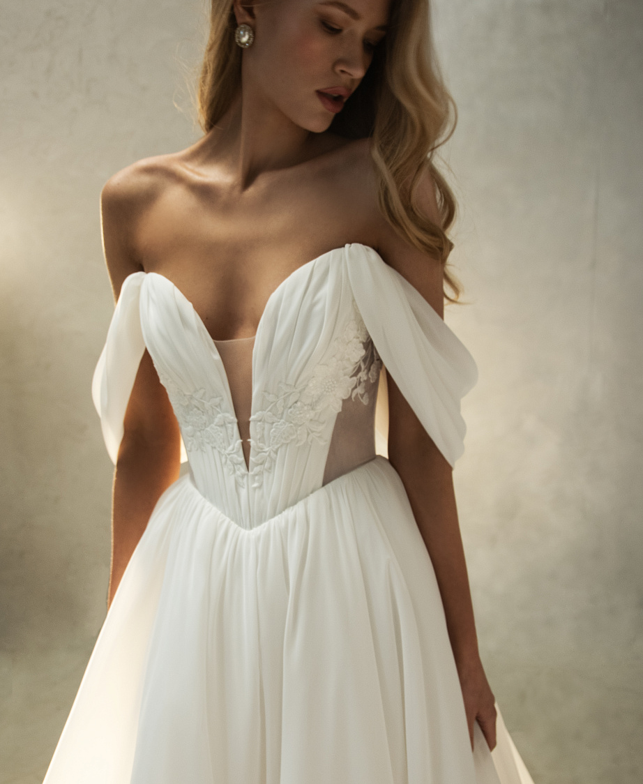 Летящее платье из фатина с ниспадающими бретелями фото