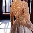 Кружевное закрытое свадебное платье с блеском фото