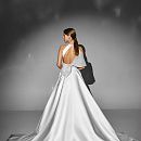 Атласное свадебное платье с бантом и открытой спиной