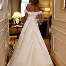 Атласное свадебное платье 2022 расшитое цветами фото