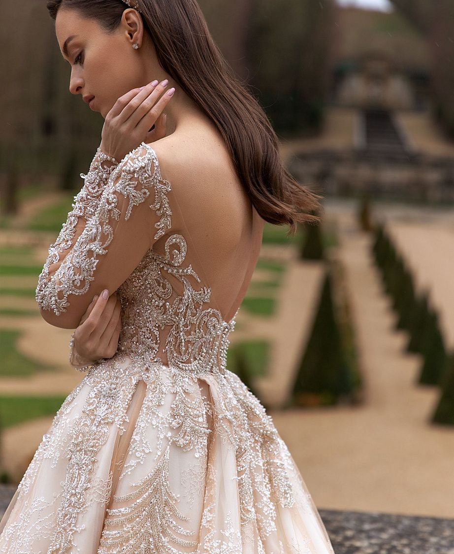 Роскошное свадебное платье со шлейфом фото
