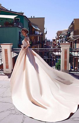 Атласное свадебное платье цвета карамель фото