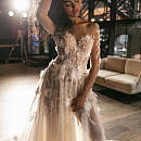 Дизайнерское свадебное платье с объемными цветами фото