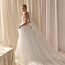 Эффектное свадебное платье с декором в виде цветов с жемчугом фото