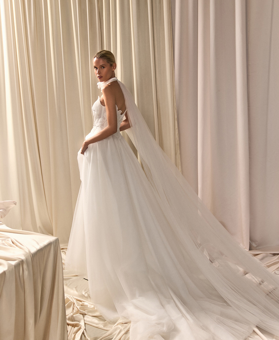 Эффектное свадебное платье с декором в виде цветов с жемчугом фото