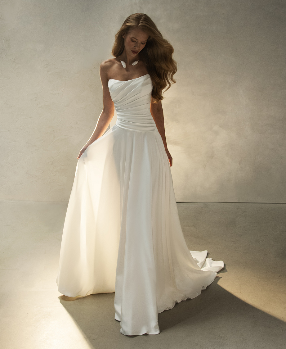 Элегантное атласное платье с драпировкой на корсете фото