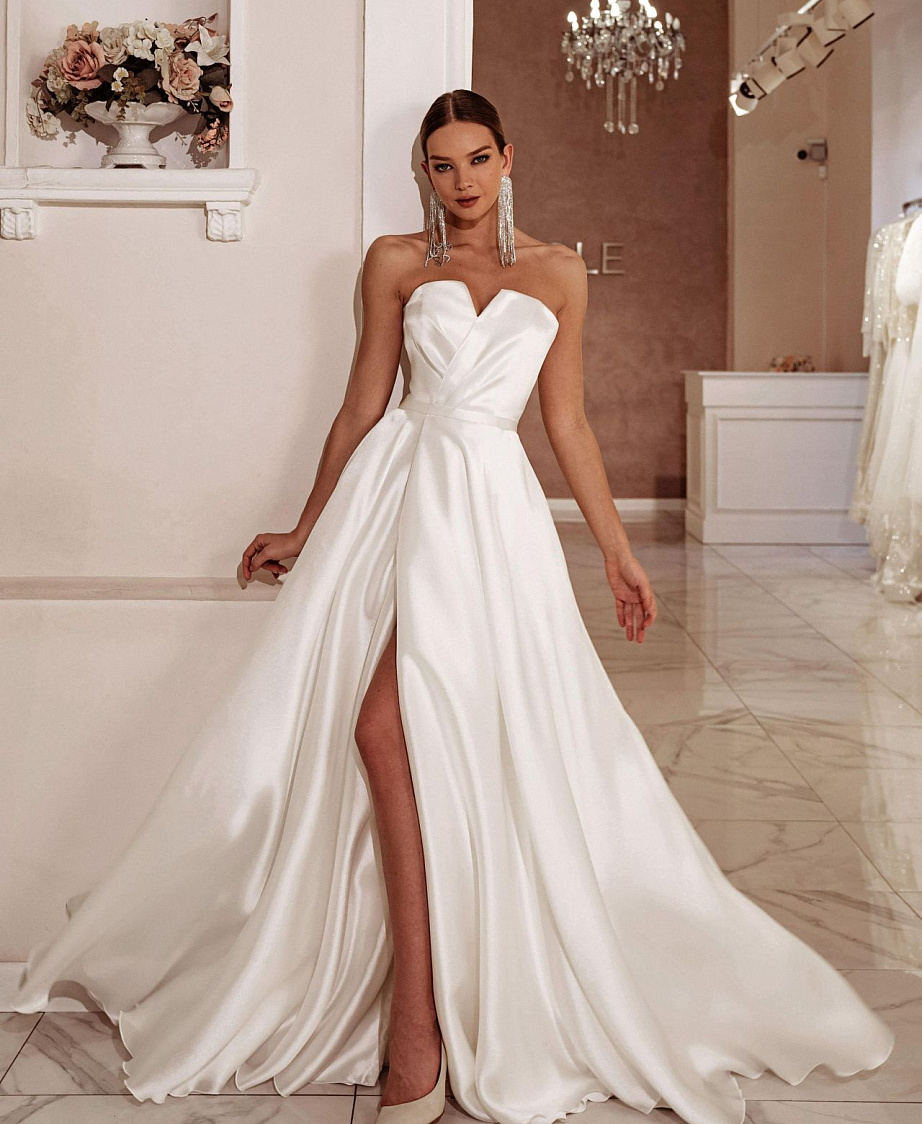 Атласное свадебное платье бюстье А-силуэта фото