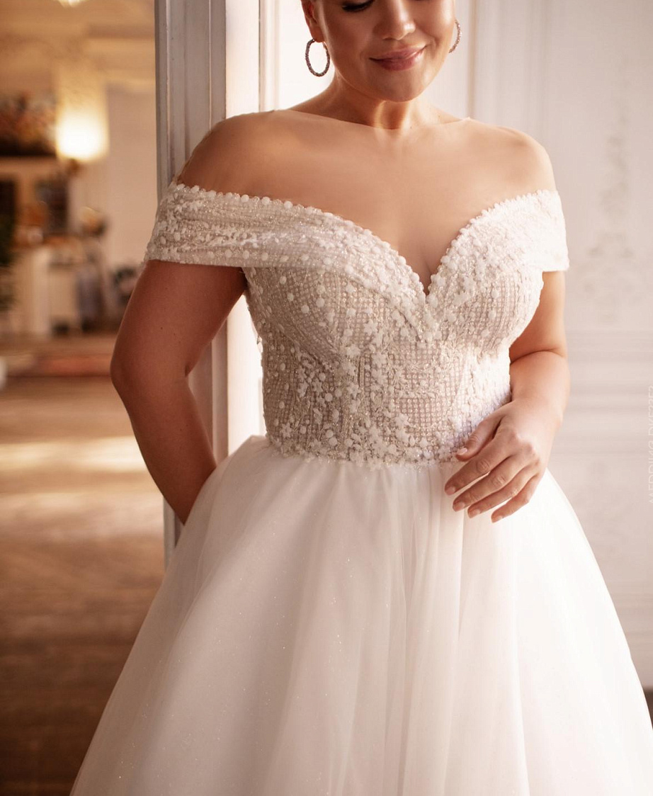 Свадебное платье со спущенными плечами большого размера фото