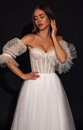 Легкое свадебное платье с корсетом и открытым верхом фото