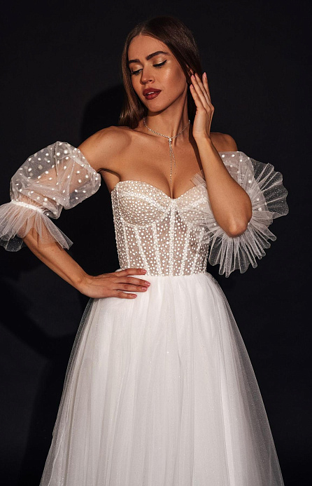 Легкое свадебное платье с корсетом и открытым верхом фото