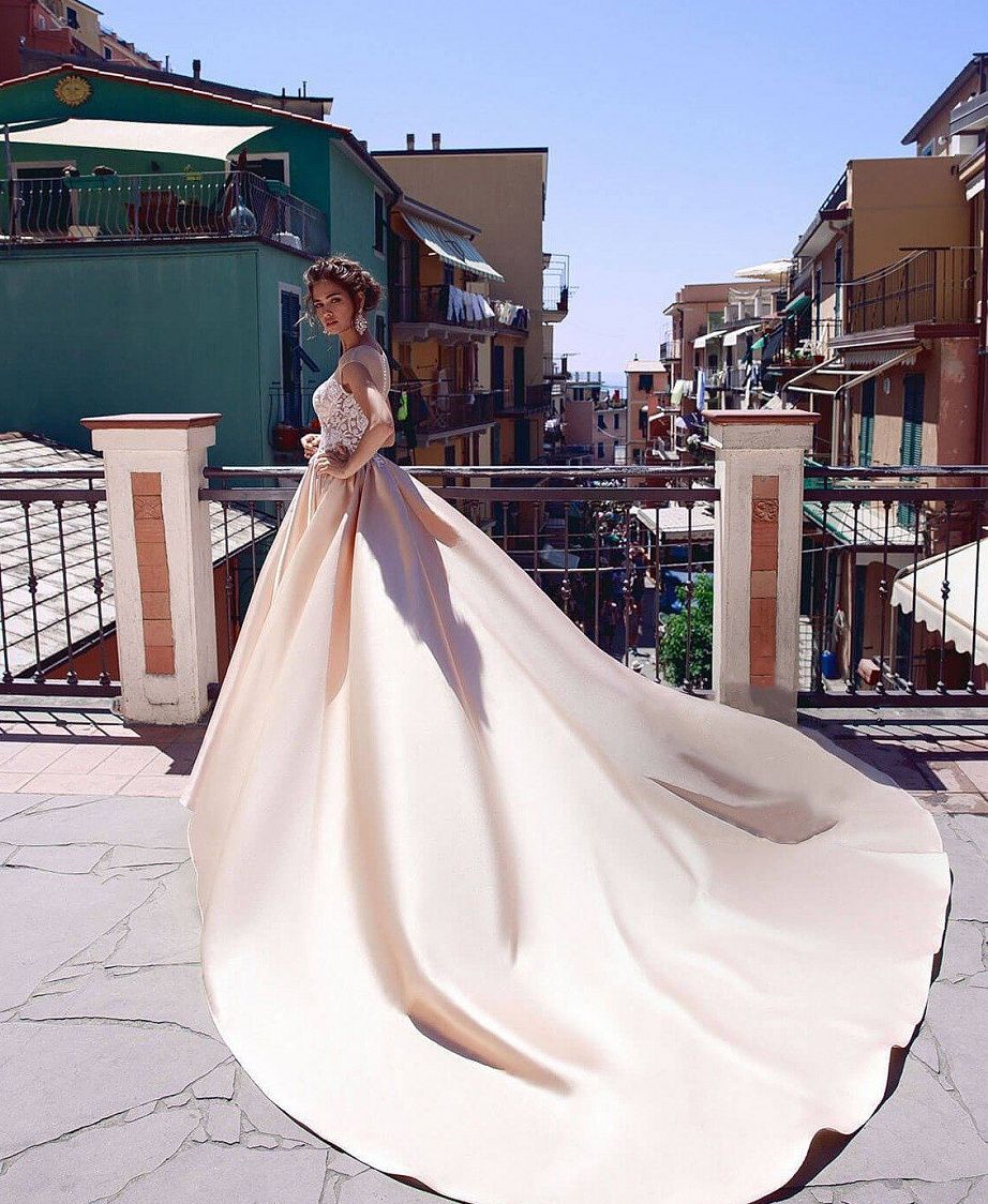 Атласное свадебное платье цвета карамель фото