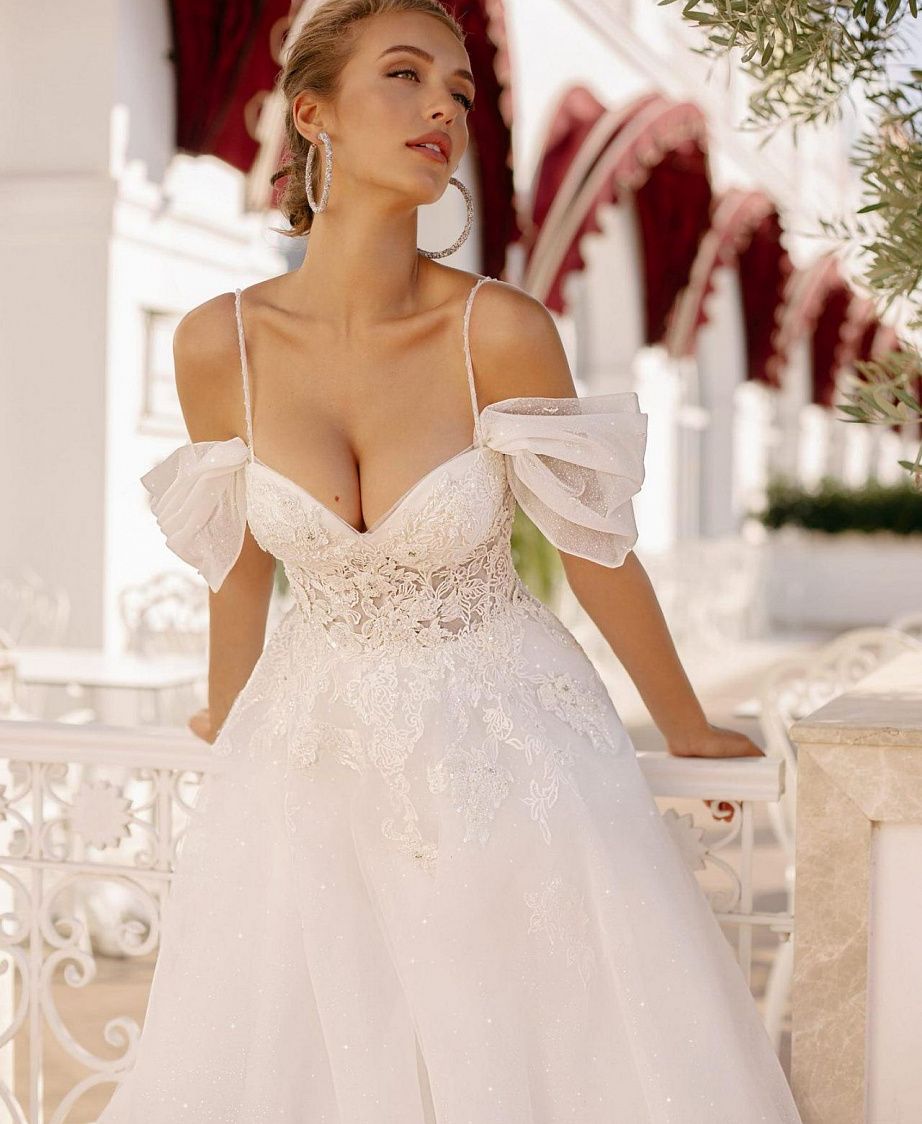 Белое пышное свадебное платье с кружевным корсетом фото