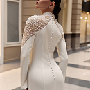 Силуэтное минималистичное свадебное платье с декором из жемчуга фото