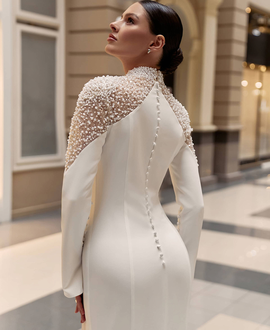 Силуэтное минималистичное свадебное платье с декором из жемчуга фото