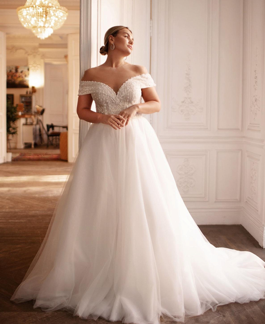 Свадебное платье со спущенными плечами большого размера фото