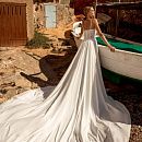 Легкое свадебное платье с разрезом и расшитым верхом фото