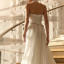 Атласное свадебное платье-русалка со съемным шлейфом и драпировкой на корсете фото