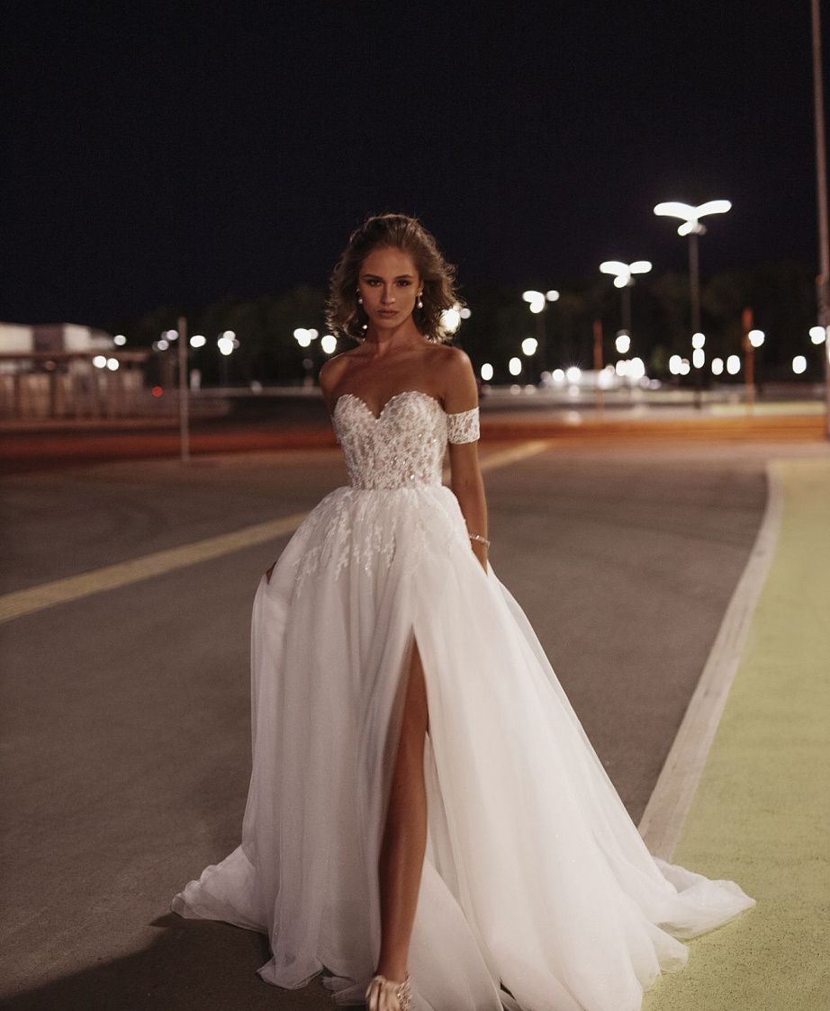 Воздушное свадебное платье с разрезом фото