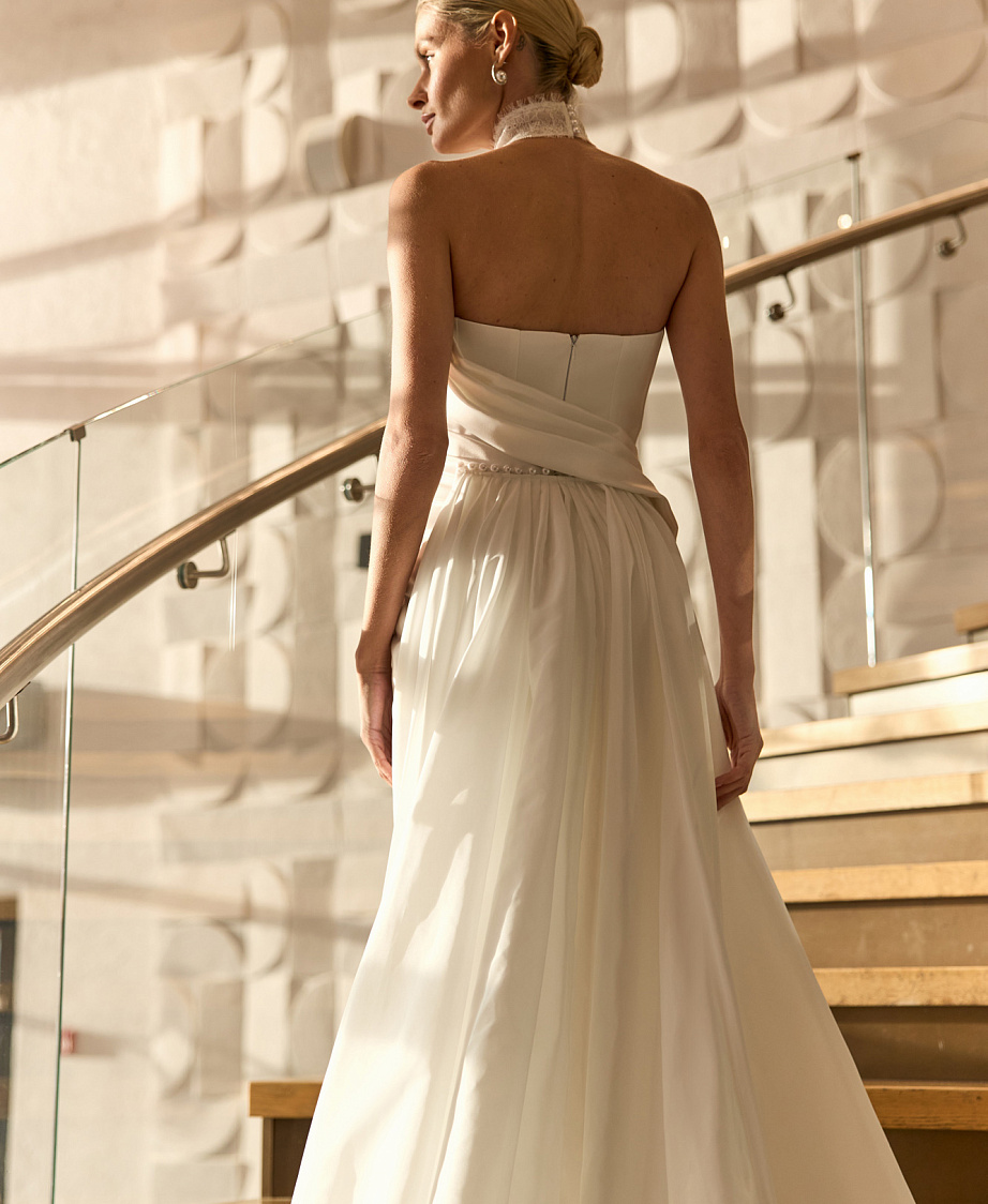 Атласное свадебное платье-русалка со съемным шлейфом и драпировкой на корсете фото