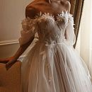 Легкое свадебное платье со спущенными плечиками фото