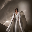 Утонченное свадебное платье из атласа с кейпом фото