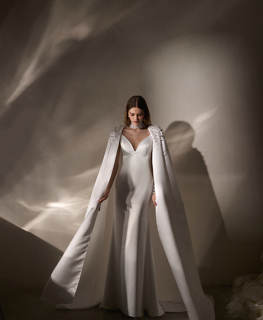 Утонченное свадебное платье из атласа с кейпом фото