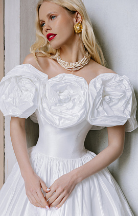 Роскошное свадебное платье из тафты с объемными розами фото