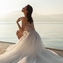 Летнее свадебное платье с блестящим верхом фото