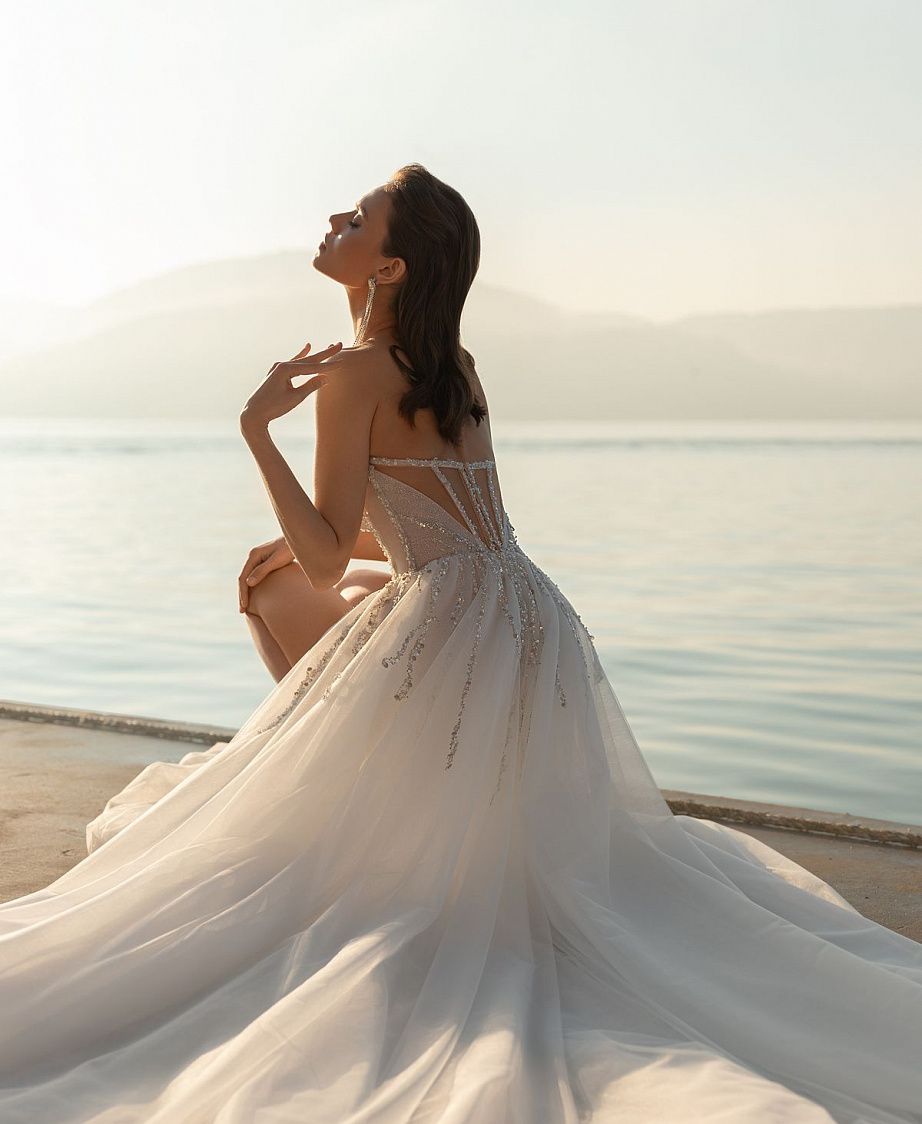 Летнее свадебное платье с блестящим верхом фото