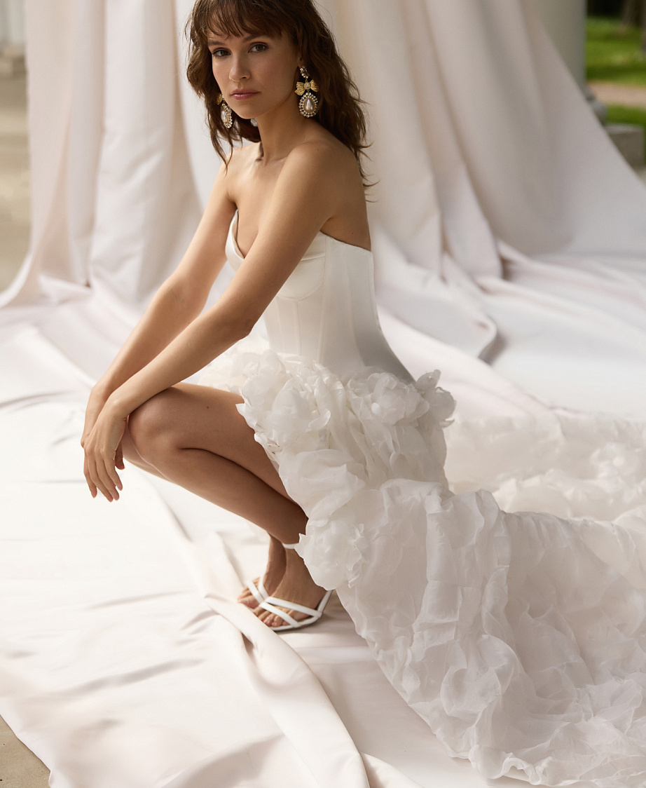 Атласный корсет с эффектной юбкой фото