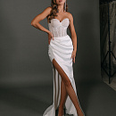 Свадебное платье со сборкой и разрезом на юбке фото