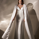 Утонченное свадебное платье из атласа с кейпом фото