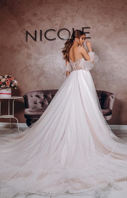Пышное свадебное платье с крылышками фото